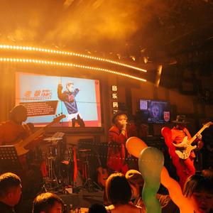 为什么男生做爱射到女生胸上
