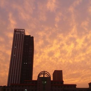 为什么男生做爱射到女生胸上
